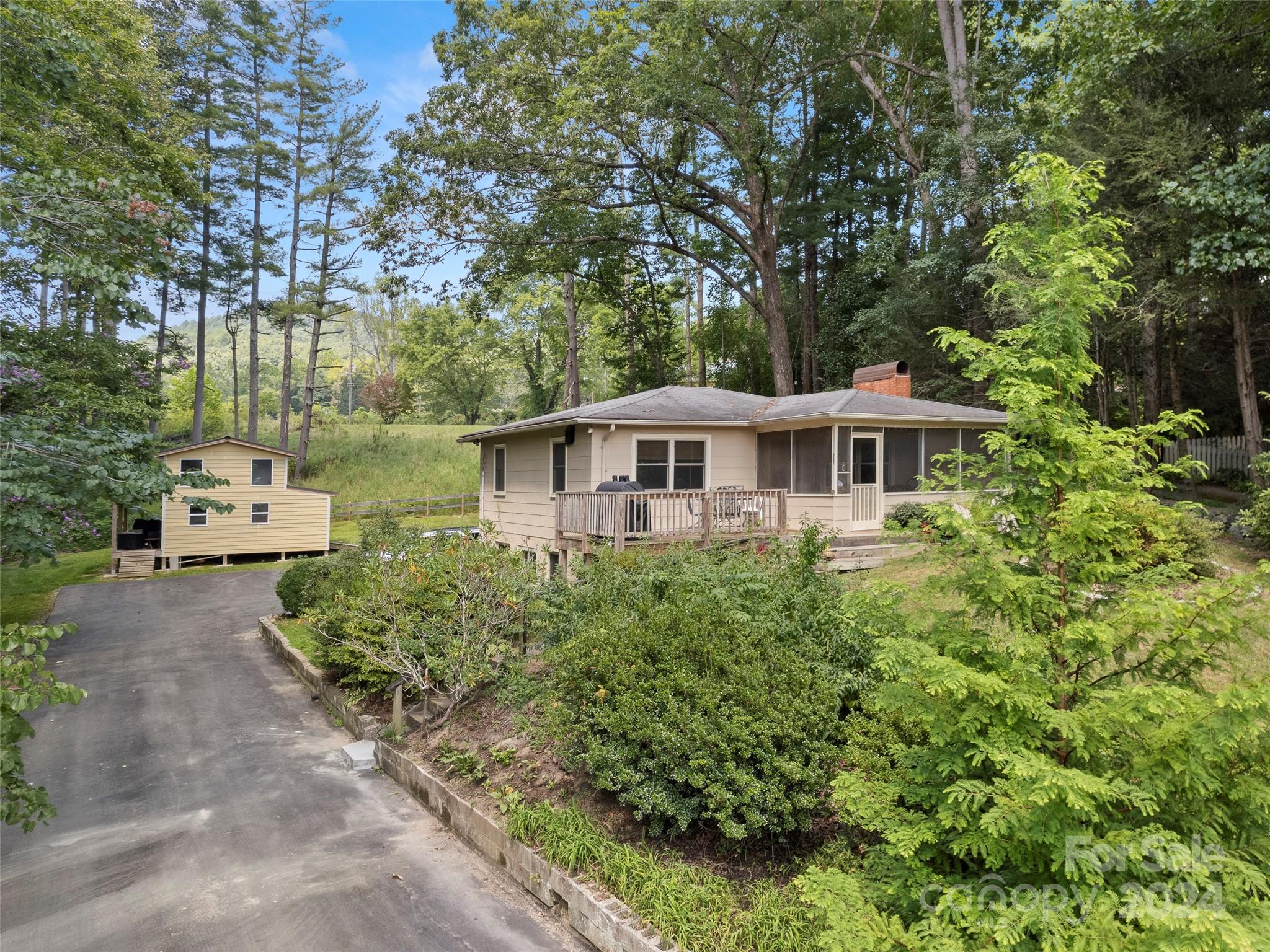 250 Mondamin Road, Zirconia, NC 28790